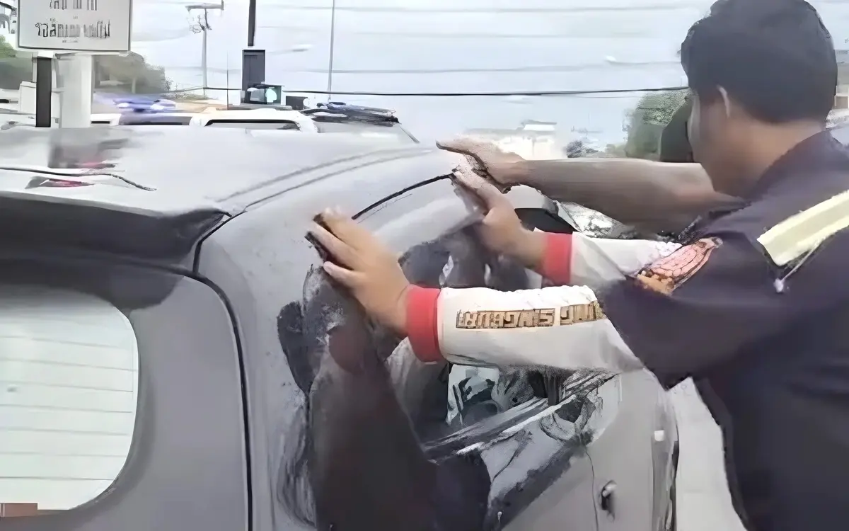 Schlafender autofahrer an roter ampel ungewoehnlicher weckruf in sing buri 77611d43