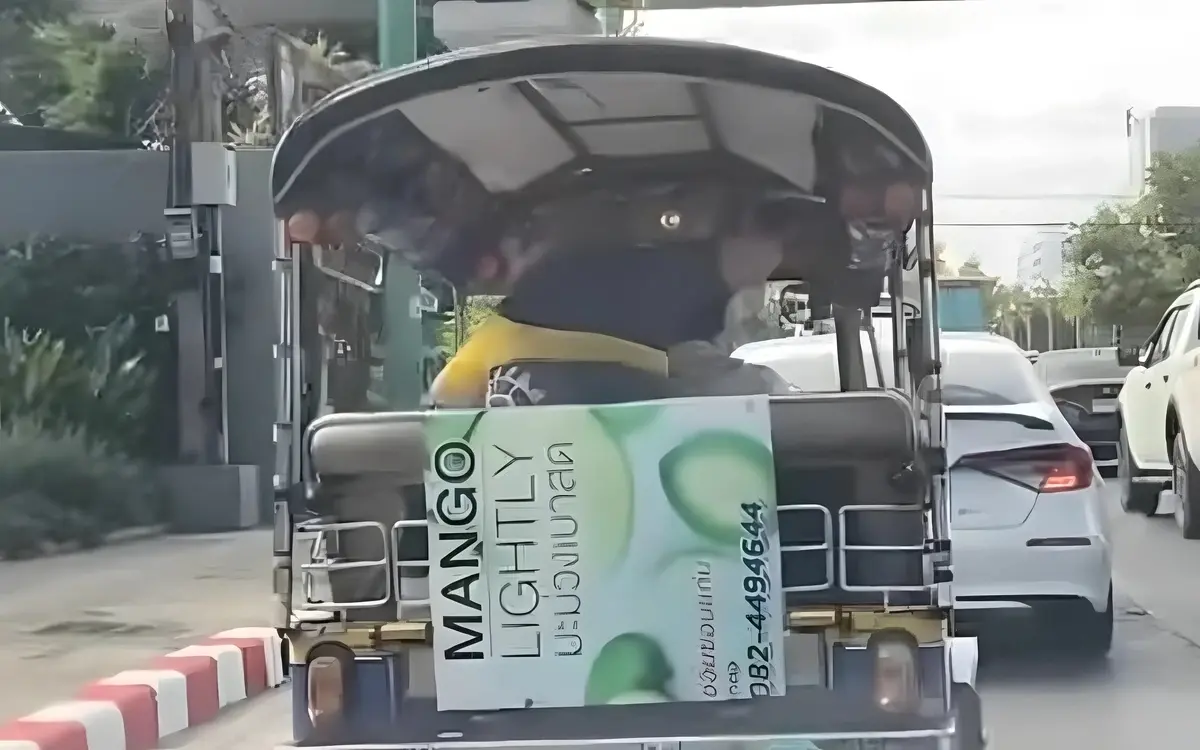 Schrecklicher angriff auf tuk tuk fahrer in khon kaen dashcam zeigt auslaendischen taeter video 54512134