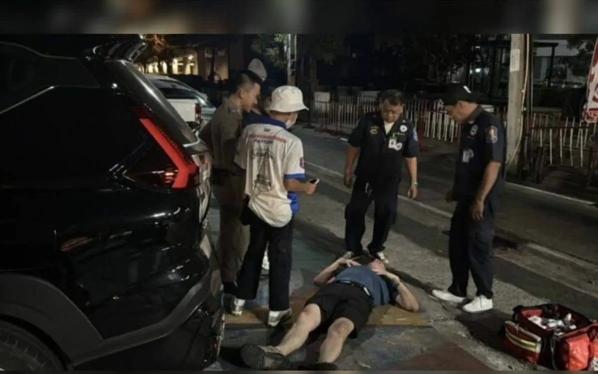 Schwer betrunkener Ausländer löst Alarm aus: Bewusstlos vor der Polizeistation von Pattaya zusammengebrochen