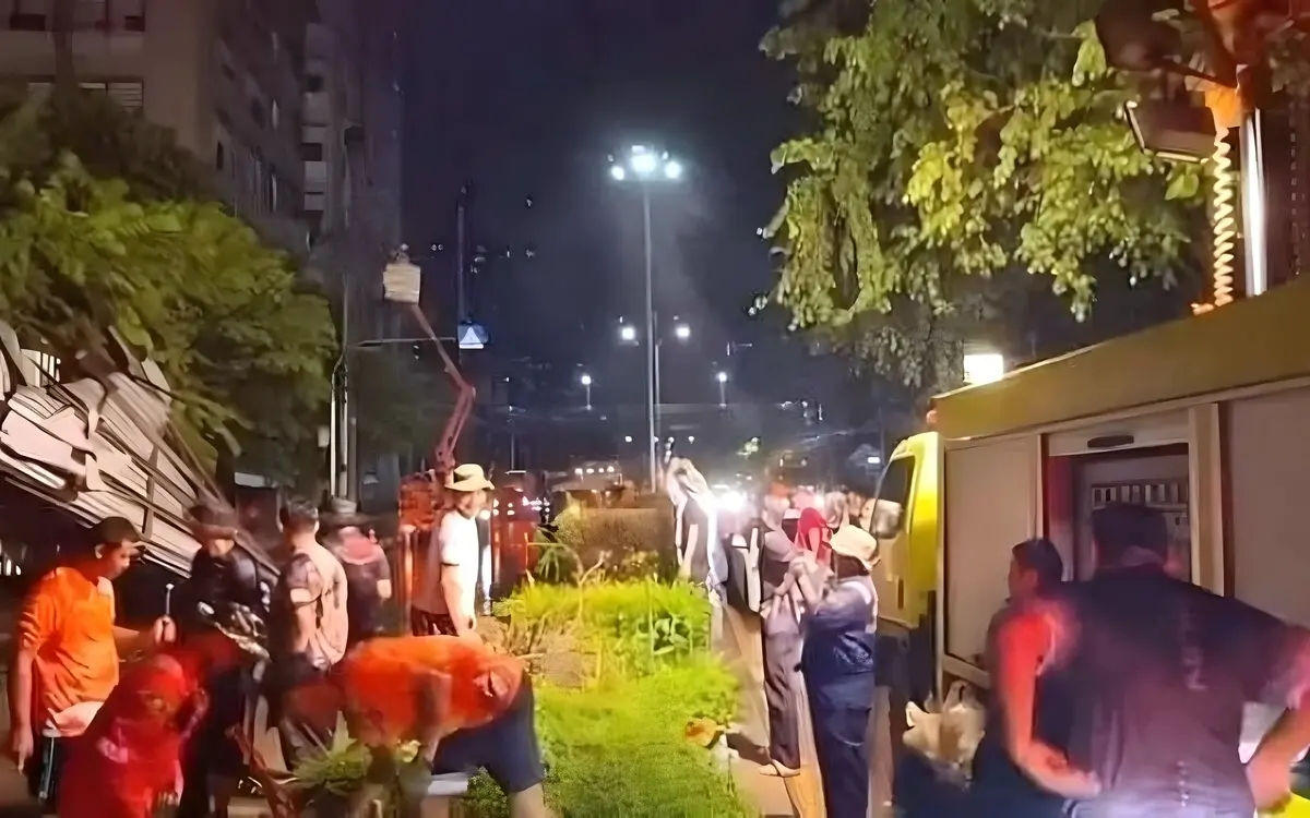 Schwere verwuestungen durch sturm in nonthaburi stromausfall und schaeden an fahrzeugen und 34d1eff2
