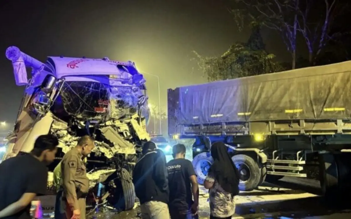 Schwerer sattelschlepper unfall in surat thani frau in fahrzeug eingeklemmt und gerettet 48073895