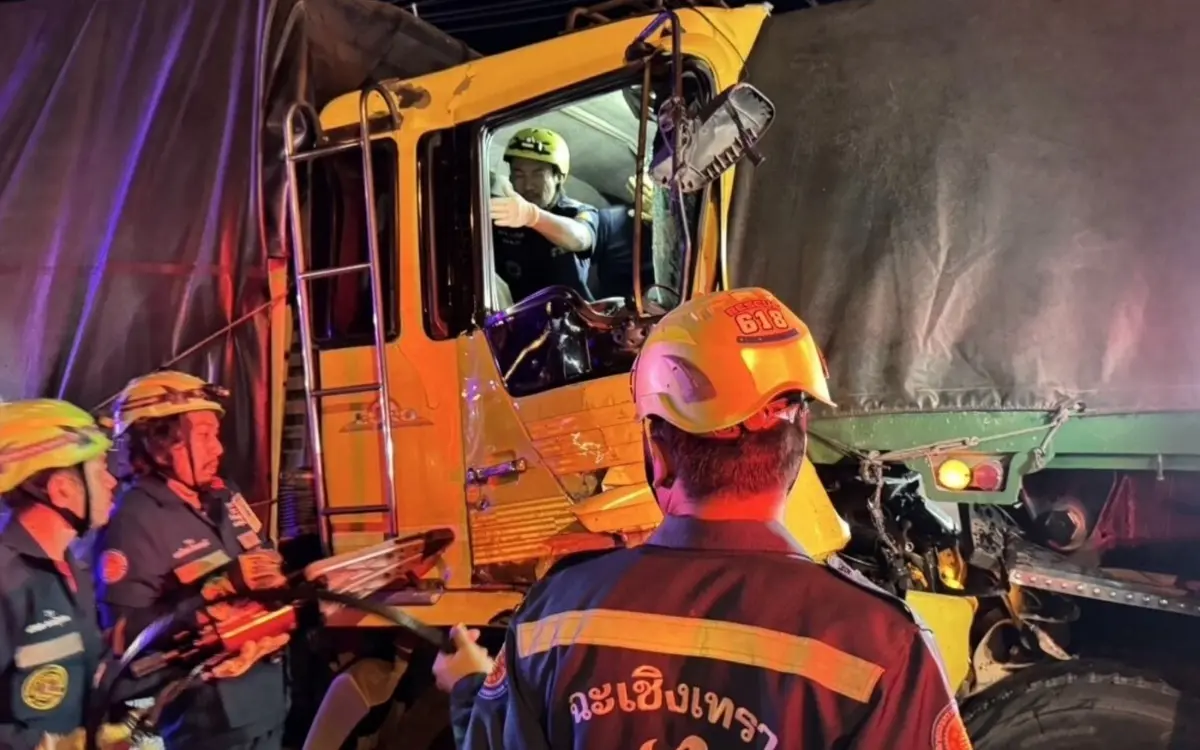 Schwerer Unfall in Chachoengsao: Lkw kollidiert mit Sattelschlepper – Fahrer schwer verletzt