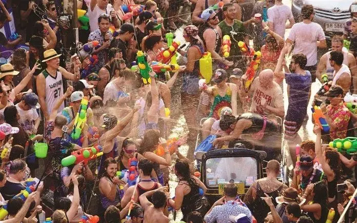 Songkran 2025 duerfen touristen noch bier kaufen thailand diskutiert alkohol verbot 507191cc