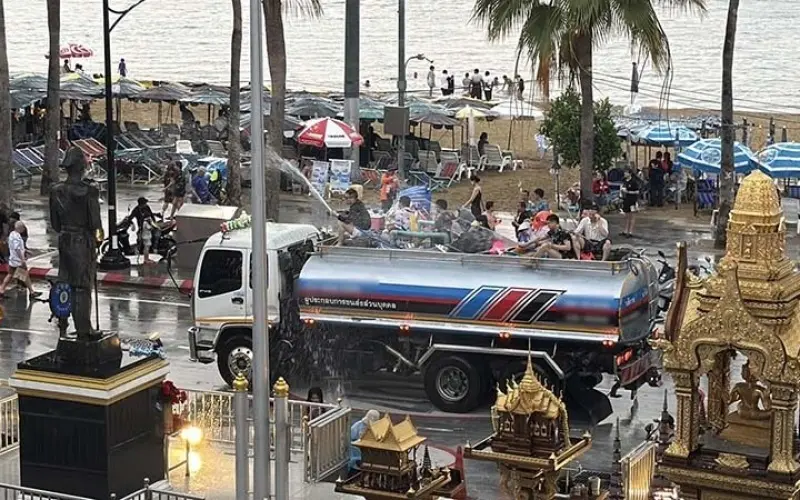 Songkran fest in pattaya polizei stoppt illegale wasserspruehwagen 5803111c