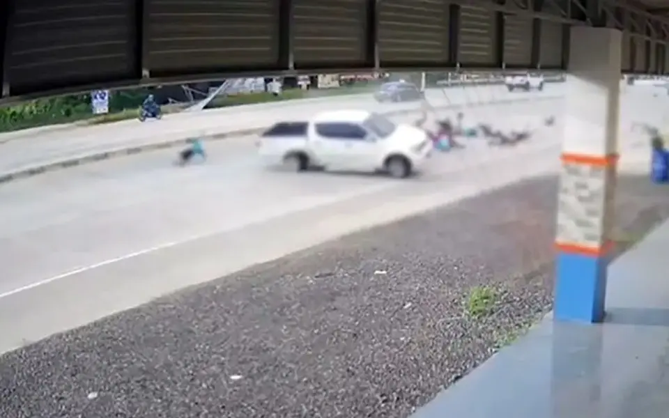 Songkran neun verletzte nach ueberschlag fahrer blieb unverletzt 392ba503