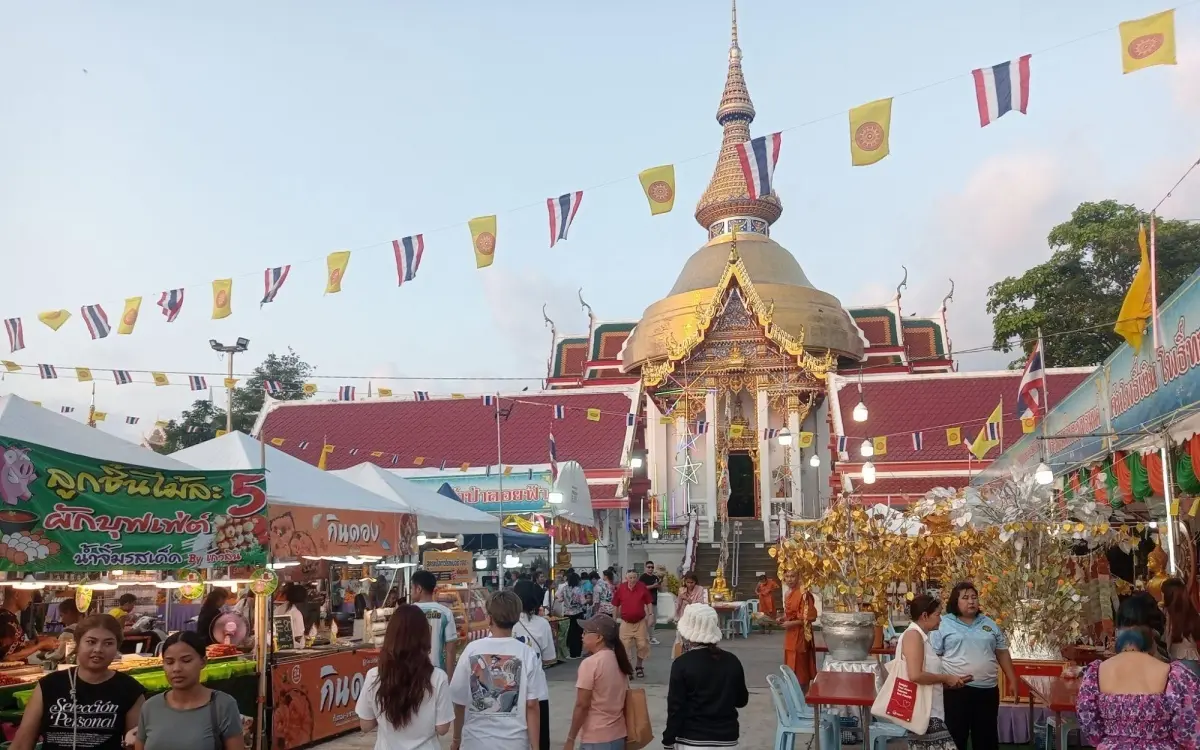 Songkran thailands traditionelles neujahrsfest zwischen spiritualitaet und ausgelassener feier 4c793a17