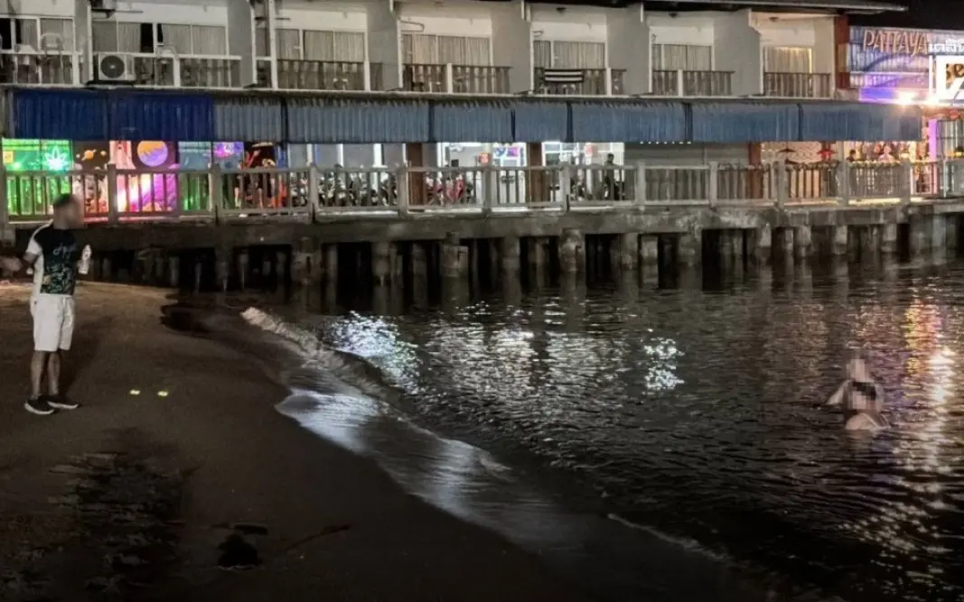 Strandvergnuegen eines russischen paares zieht menschenmassen in pattaya an video f3b05780