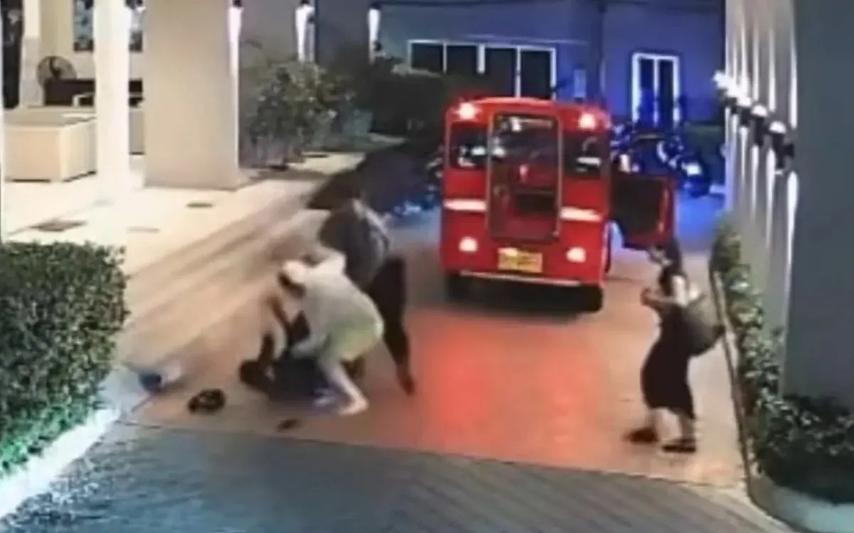 Streit um Fahrpreis: Baht-Bus-Fahrer und Tourist in handgreiflicher Auseinandersetzung in Phuket