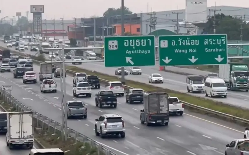 T 06 Thais flock home for Songkran amid heavy traffic on northern and northeastern routes 2