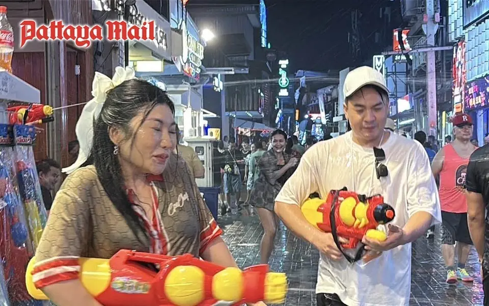 Tausende feiern songkran in pattaya so wild ists bdc60bd2