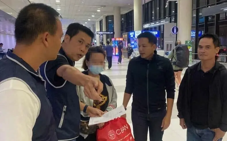 Thailaendische frau am flughafen hat yai wegen des groessten liebesbetrugs festgenommen wert von f6894a92