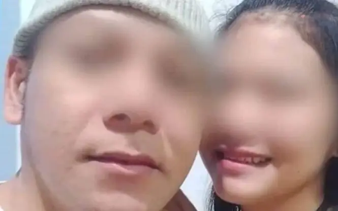 Thailaendischer moench tritt wegen selfie mit einer frau zurueck und in den fokus der 5d87f309