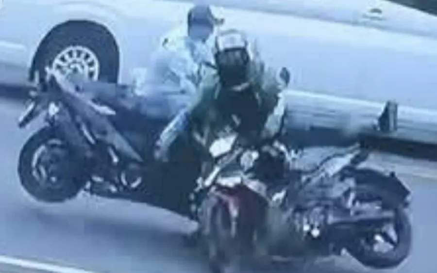 Thailaendisches opfer fahndet nach auslaendischem motorradfahrer der fahrerflucht begangen hat e6a750e2