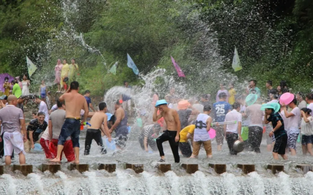 Thailand feiert vielfalt neue version des songkran liedes in 20 sprachen veroeffentlicht auch a6dca9de