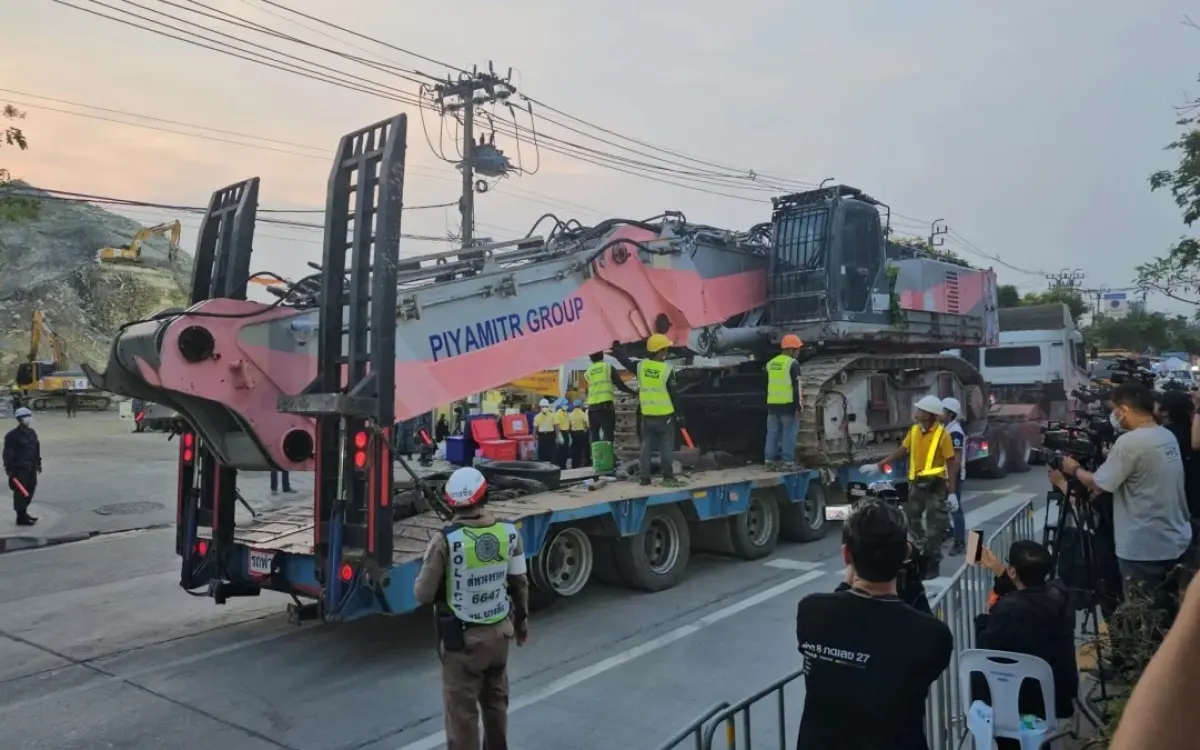 Thailands mega bagger k1000 im einsatz rettungstrupps durchsuchen eingestuerztes regierungsgebaeude 9a8b59ac