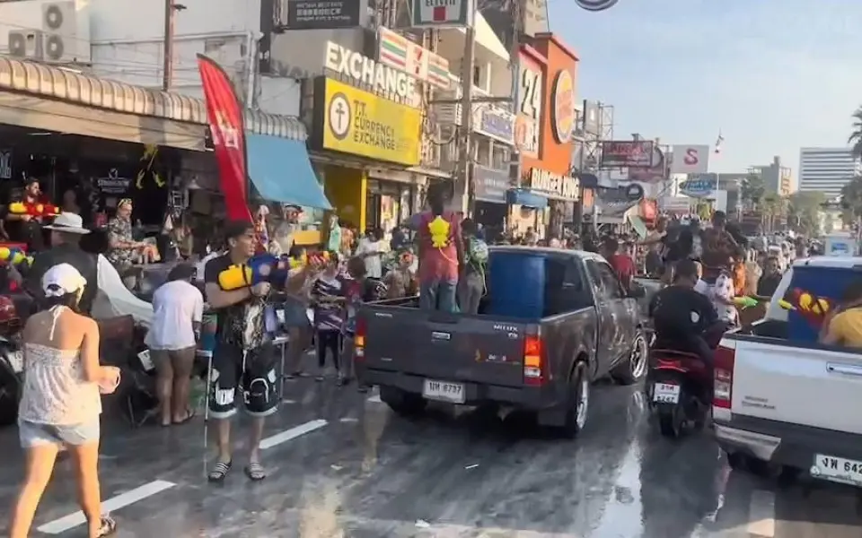 Thailands wasser wahnsinn songkran vs wan lai was ist der unterschied c7423060