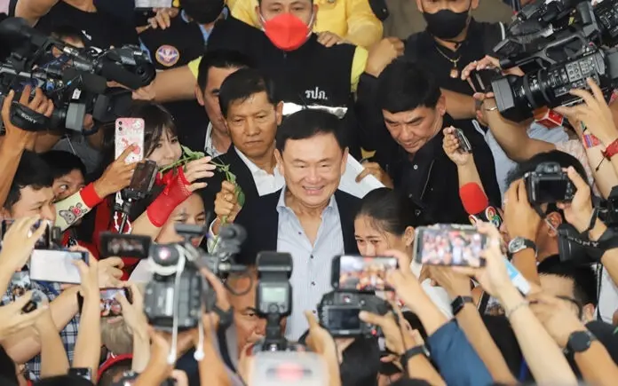 Thaksin shinawatra trotzt bombenangriffen ein unerwarteter empfang im tiefen sueden thailands 24a51fcd