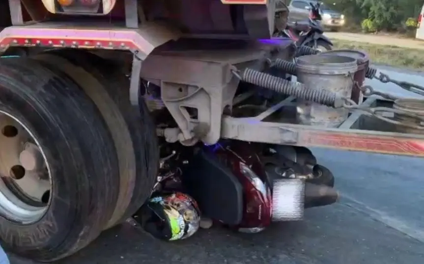 Tödlicher Crash: Motorradfahrer (23) stirbt unter Sattelschlepper