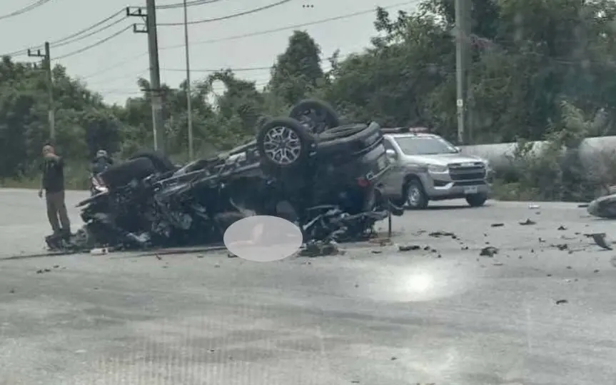 Toedlicher crash suv eines auslaenders ueberschlaegt sich nach lkw kollision video f2470751
