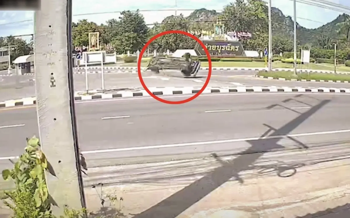 Toedlicher unfall in ratchaburi 21 jaehriger stirbt nach dramatischen ueberschlag eines pickup 6ce66243