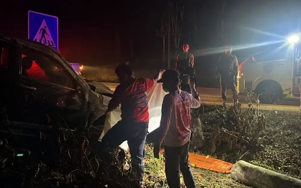 Tödlicher Verkehrsunfall in Kanchanaburi: Flüchtige Fahrer schmuggeln 30 Migranten