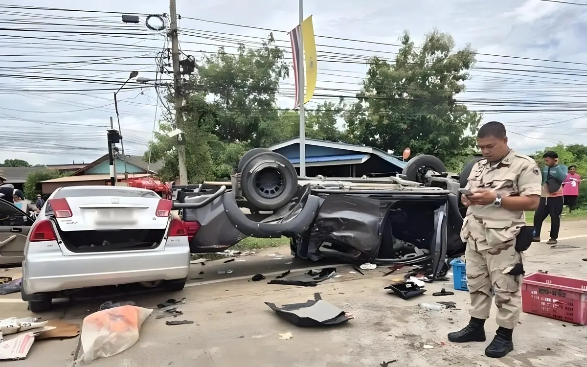 Toedlicher zusammenstoss mehrerer fahrzeuge in ratchaburi zwei tote drei schwerverletzte video ce77ac17