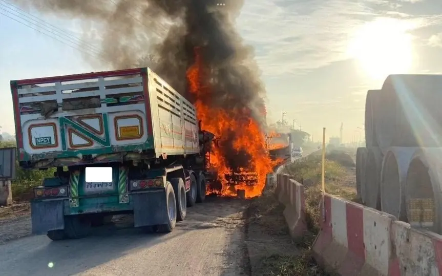 Toedlicher zusammenstoss zweier lastwagen in ayutthaya brand verursacht toedlichen unfall fcb73b17