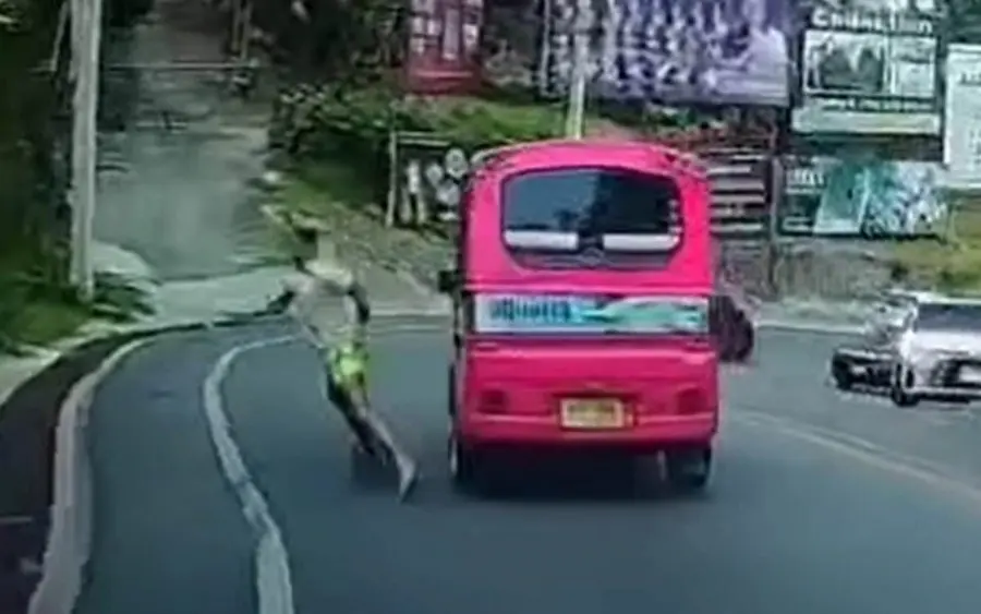 Tourist auf phuket ueberrascht mit ungewoehnlichem tuk tuk ausflug wagemutiger sprung aus fahrzeug 3892b8d0