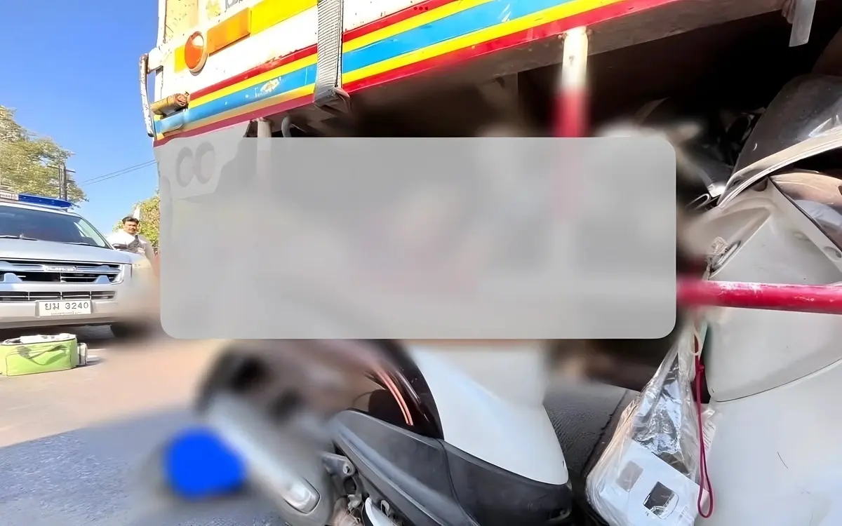 Tragischer verkehrsunfall motorradfahrer schreit um hilfe nach kollision mit geparktem lastwagen 008f81bb