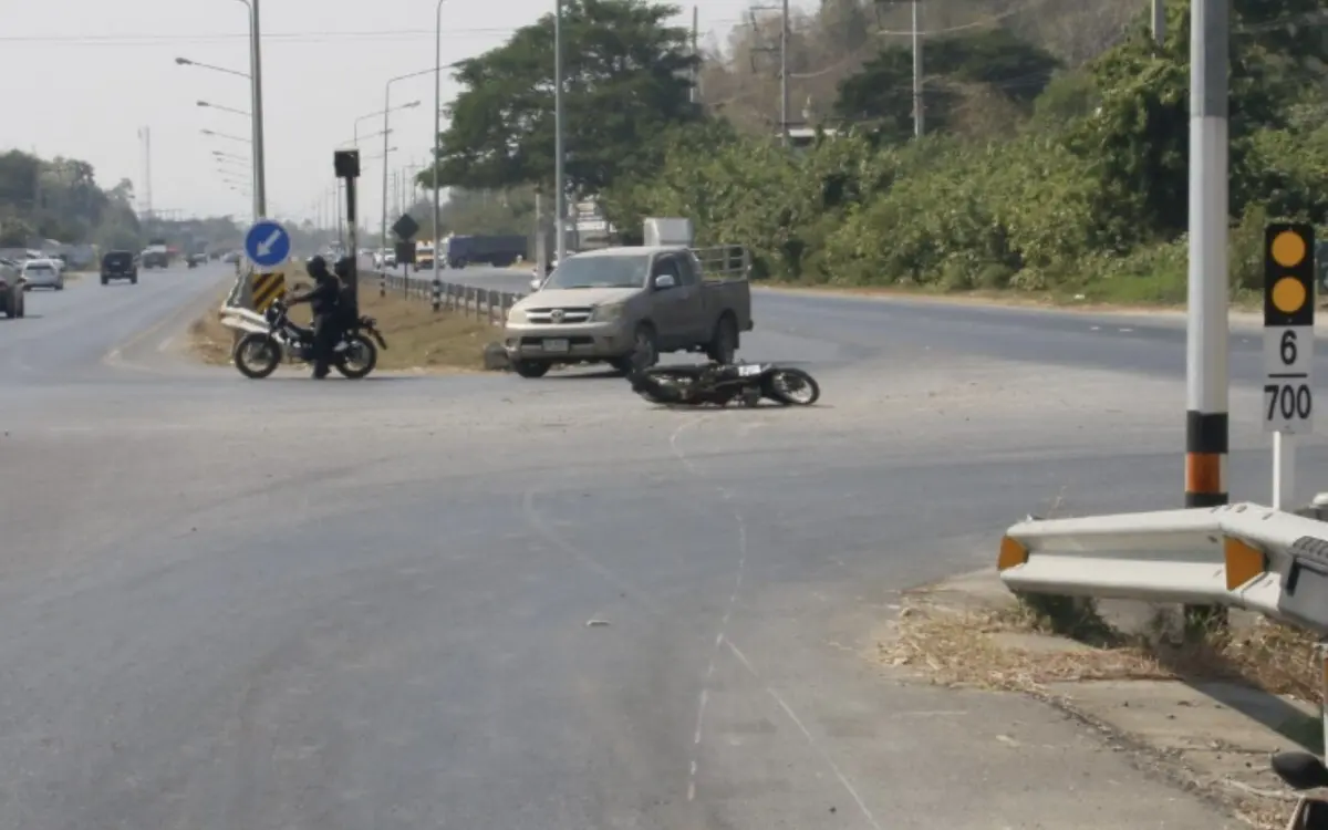 Tragisches Unglück in Kanchanaburi: 70-Jähriger stirbt bei Motorradunfall, Enkelin schwer verletzt