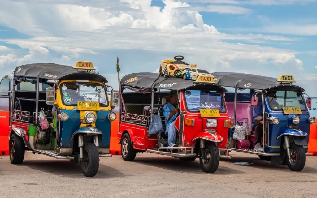 Tuktuks in thailand mehr als nur eine exotische touristenattraktion animation avif 2023 10 01 231be94c