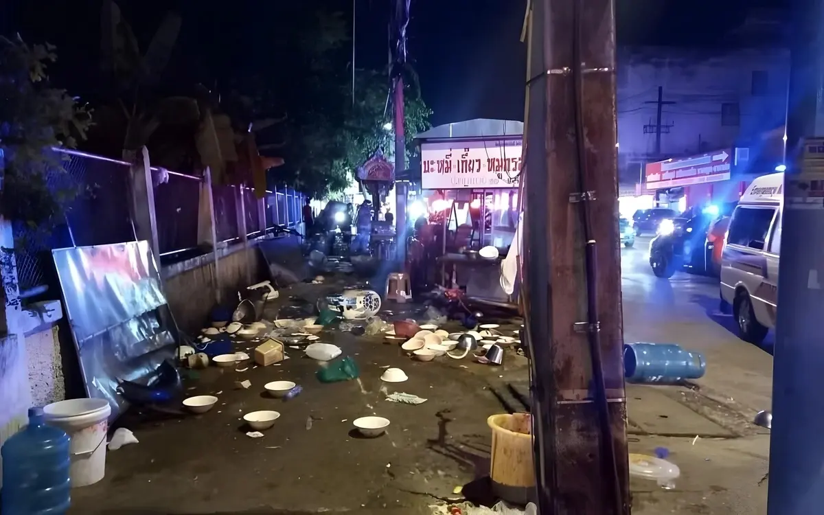 Udon thani betrunkener fahrer rammt nudelrestaurant eine person stirbt neun verletzt 88042b75