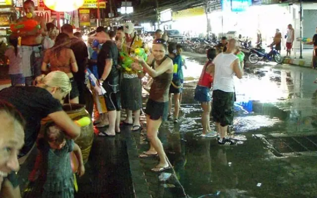 Ueberlebenshandbuch zum songkran fest alles was sie wissen muessen fa55f3ef