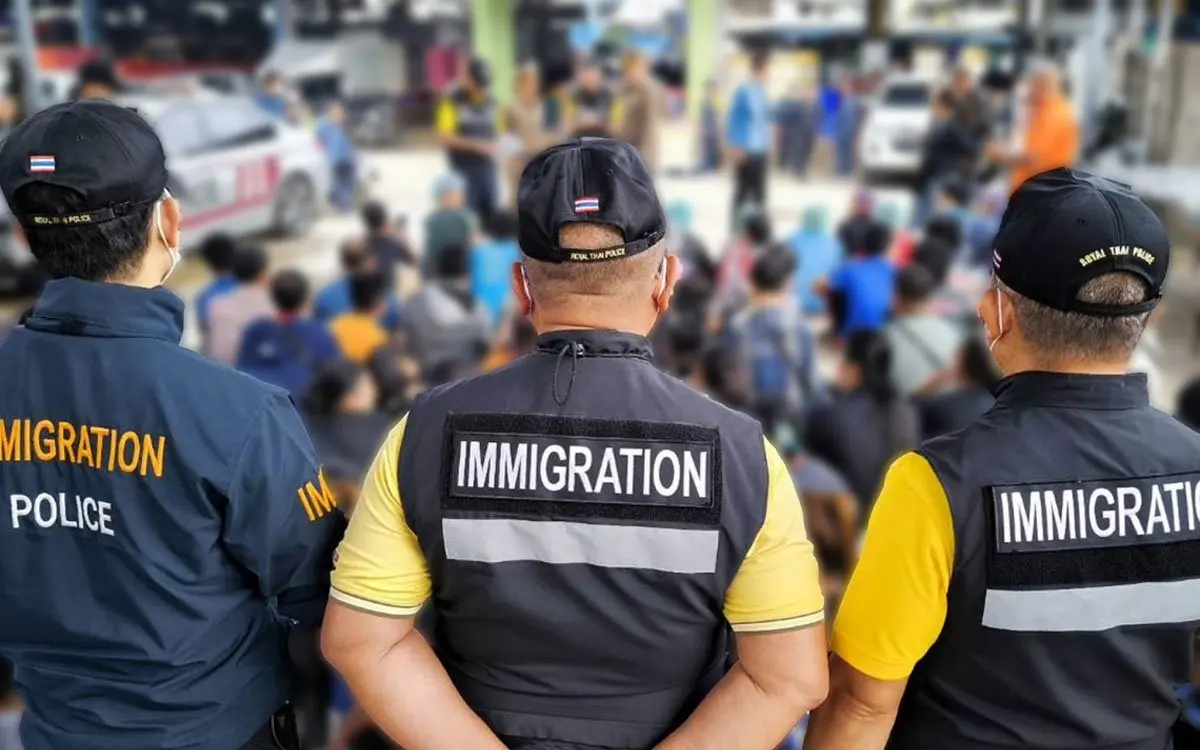 Umfangreiche Razzien auf thailändischen Inseln: 17 Ausländer festgenommen – Einwanderungsbehörde schlägt Alarm