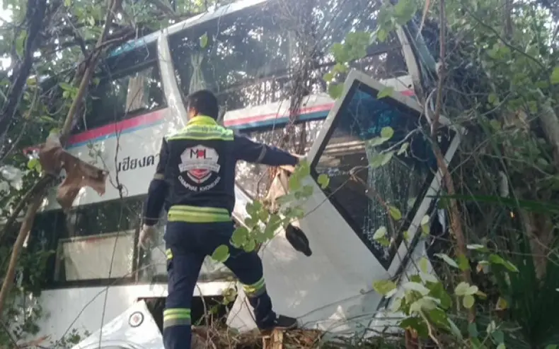 Unfassbarer busunfall in khon kaen fahrer verstorben acht personen verletzt 6416283b