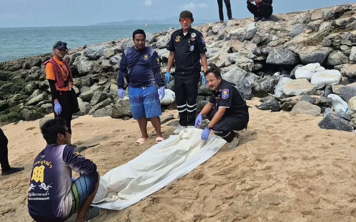 Unheimlicher fund in pattaya unbekannte leiche treibt in der bucht polizei ermittelt 2b82a8cf