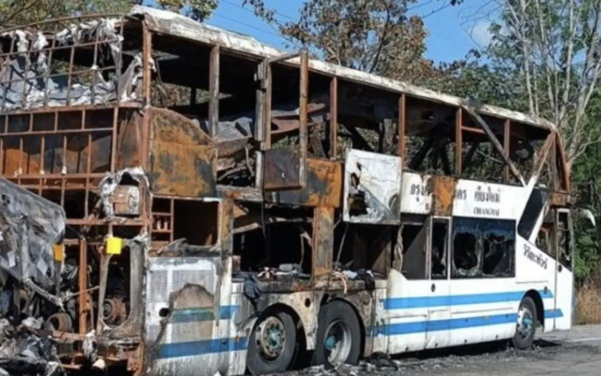 Update: Treibstoffleck – Erstaunliche Rettung aus brennendem Bangkok – Chiang Mai – Bus