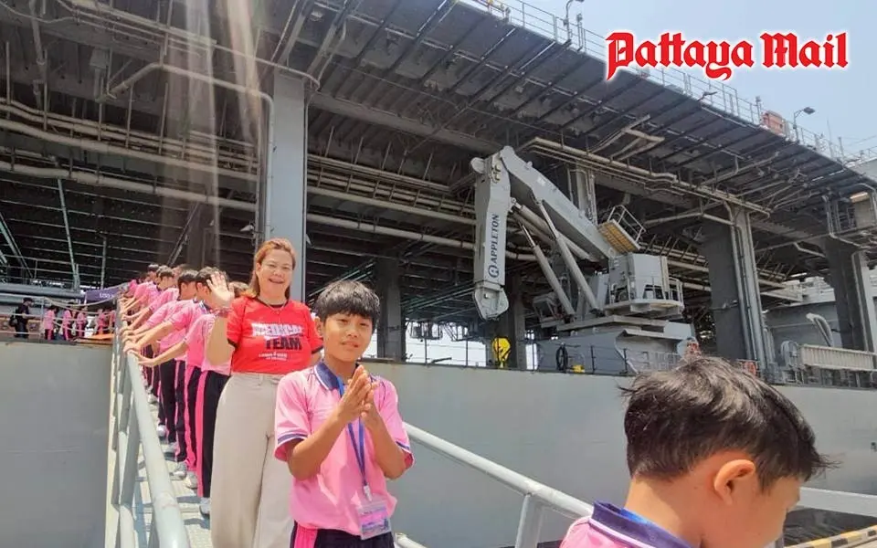 Us kriegsschiff als klassenzimmer thailaendische kinder staunen ueber high tech luxus fdbd827d