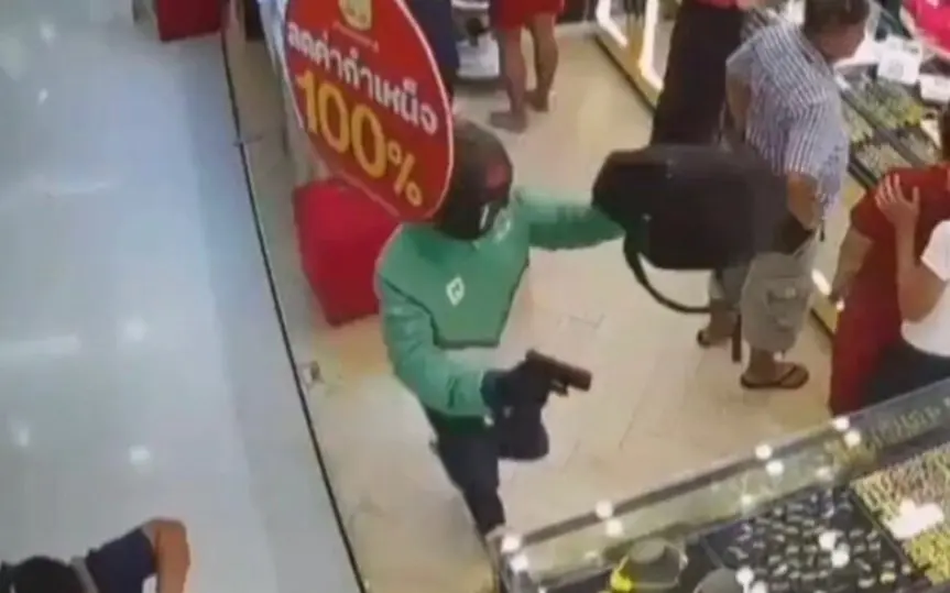 VIDEO: Dreister Raubüberfall in Mae Sot, Thailand – Bewaffneter Täter erbeutet Gold im Wert von Millionen