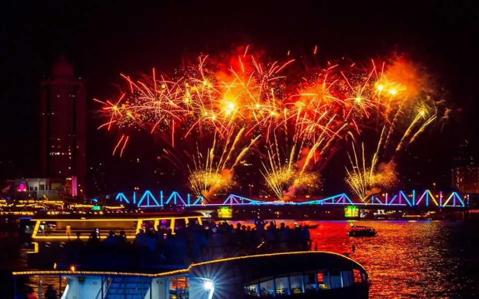 Vijit chao phraya im dezember ein phaenomen aus licht und farben zeigt sich in richtung countdown 4ab1a026