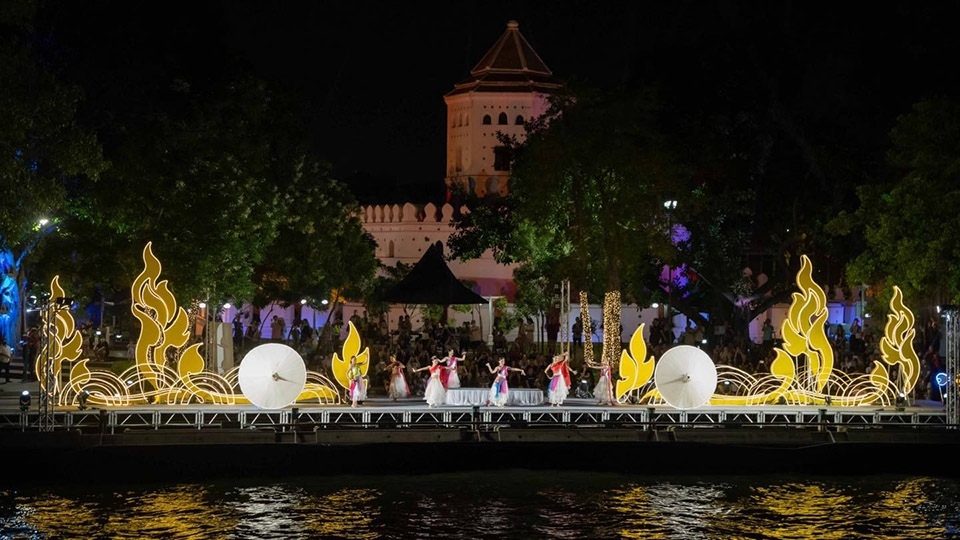 Vijit chao phraya im dezember ein phaenomen aus licht und farben zeigt sich in richtung countdown 4cf576fe