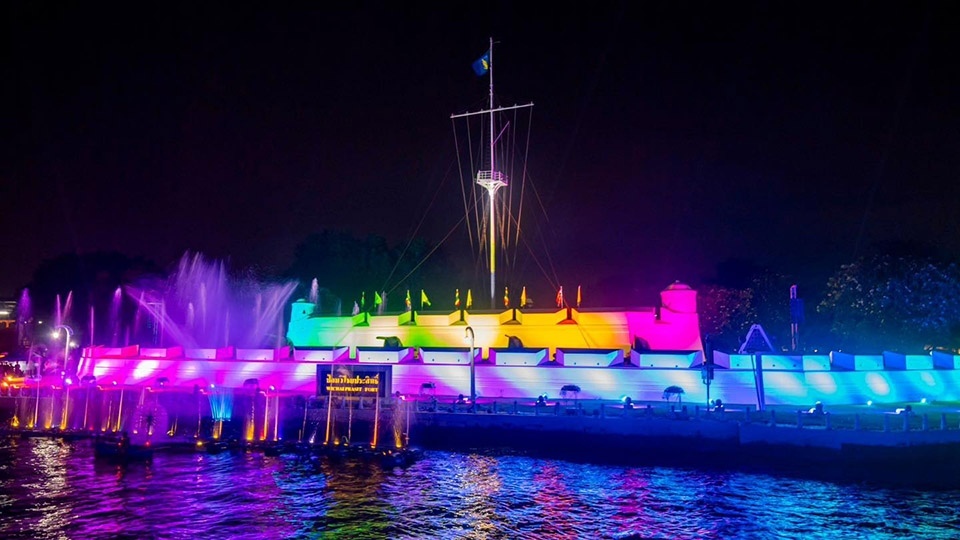 Vijit chao phraya im dezember ein phaenomen aus licht und farben zeigt sich in richtung countdown 735dbf9c