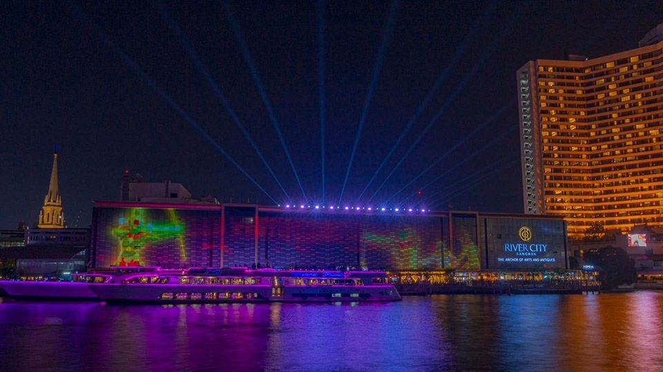 Vijit chao phraya im dezember ein phaenomen aus licht und farben zeigt sich in richtung countdown c360fc13