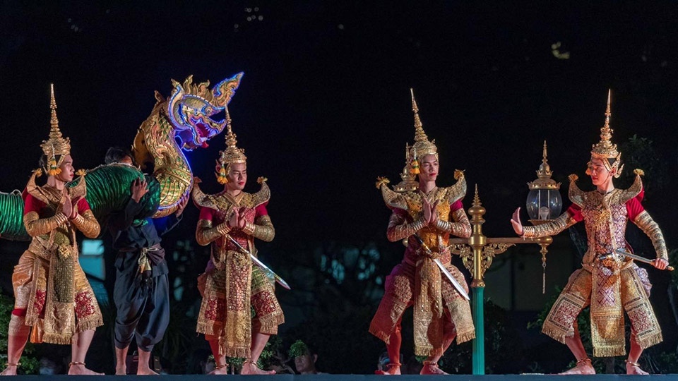 Vijit chao phraya im dezember ein phaenomen aus licht und farben zeigt sich in richtung countdown dbf894d7