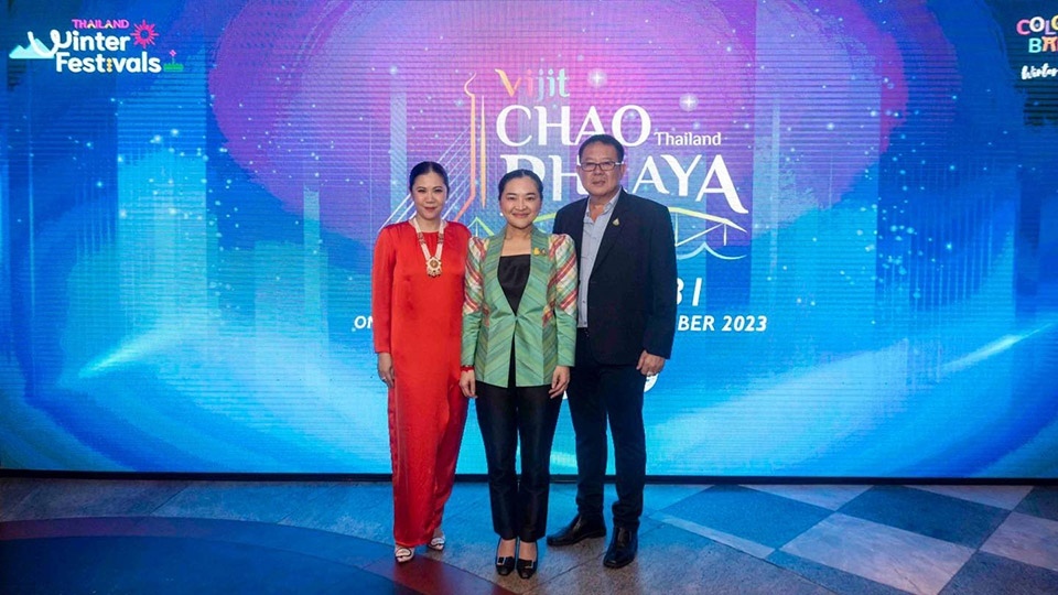 Vijit chao phraya im dezember ein phaenomen aus licht und farben zeigt sich in richtung countdown f8412575