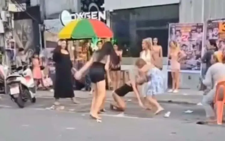 Viral ladyboy krawall auf phuket 46b0fa54