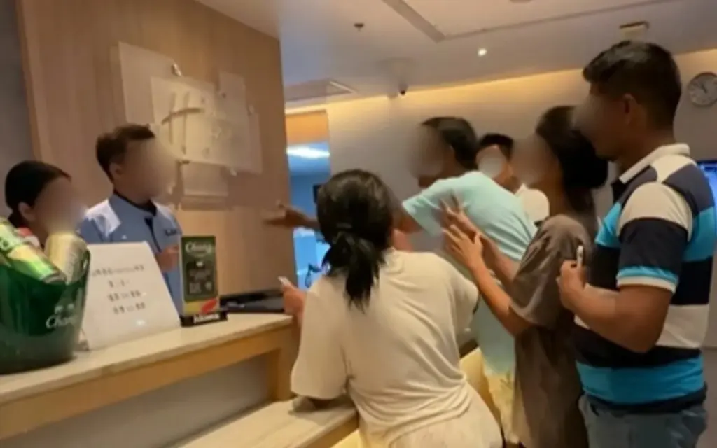 Viraler streit tourist bruellt im hotel bangkok video e0350aee