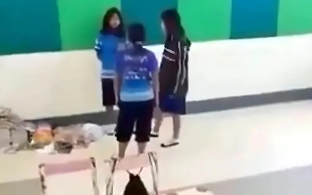 Vorfall an schule in sisaket schuelerin wird zum opfer von mobbing und gewalt video 40719385