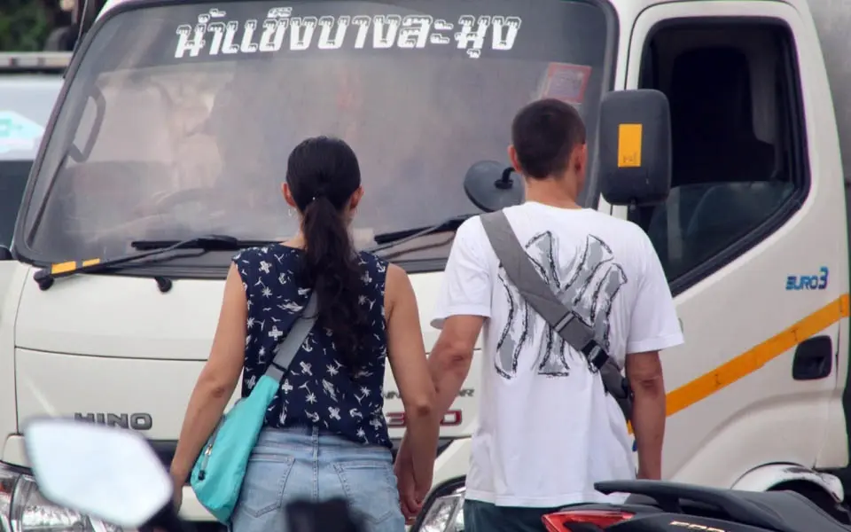 Warum deutsche von thailaendischen frauen angezogen werden waerme schoenheit und kultureller charme dc82918d