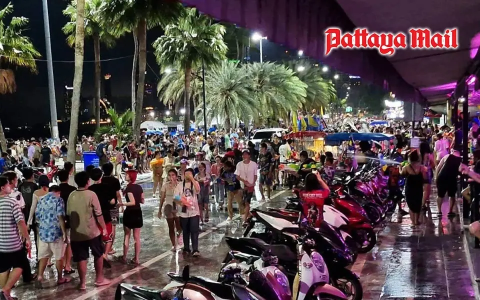 Wasserschlacht wahnsinn pattayas songkran festival explodiert in farben und spass d918b237